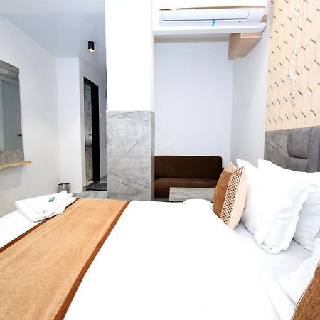 אחמדאבאד Hotel A1 Vastrapur מראה חיצוני תמונה