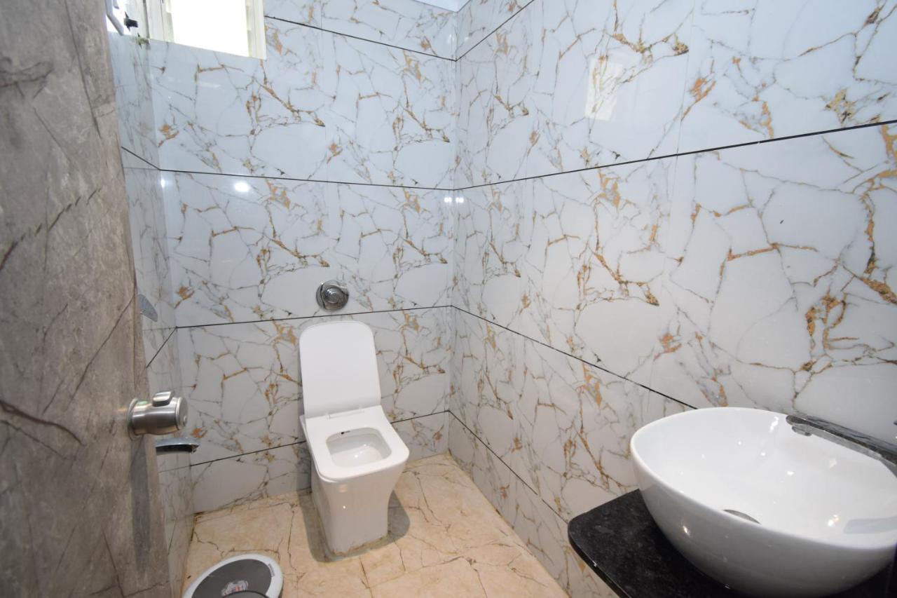 אחמדאבאד Hotel A1 Vastrapur מראה חיצוני תמונה