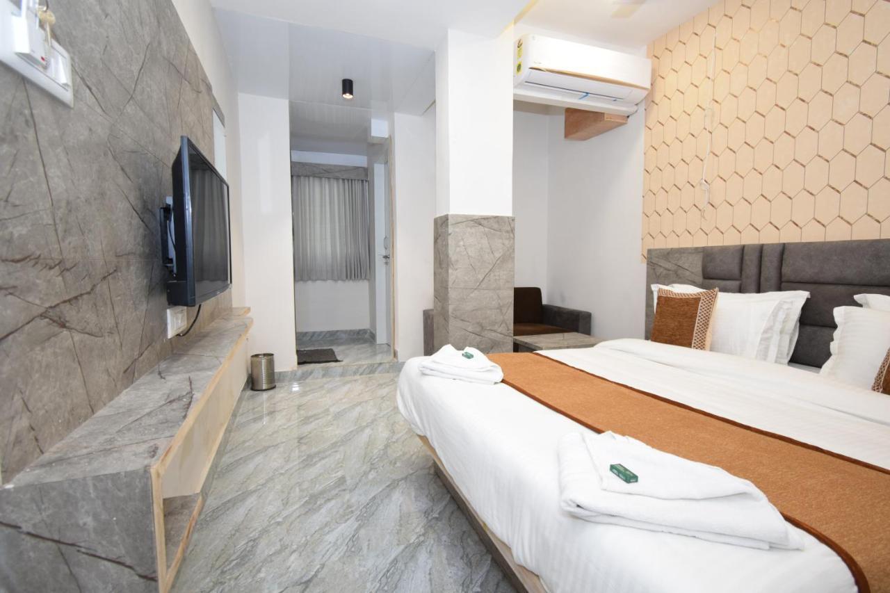 אחמדאבאד Hotel A1 Vastrapur מראה חיצוני תמונה