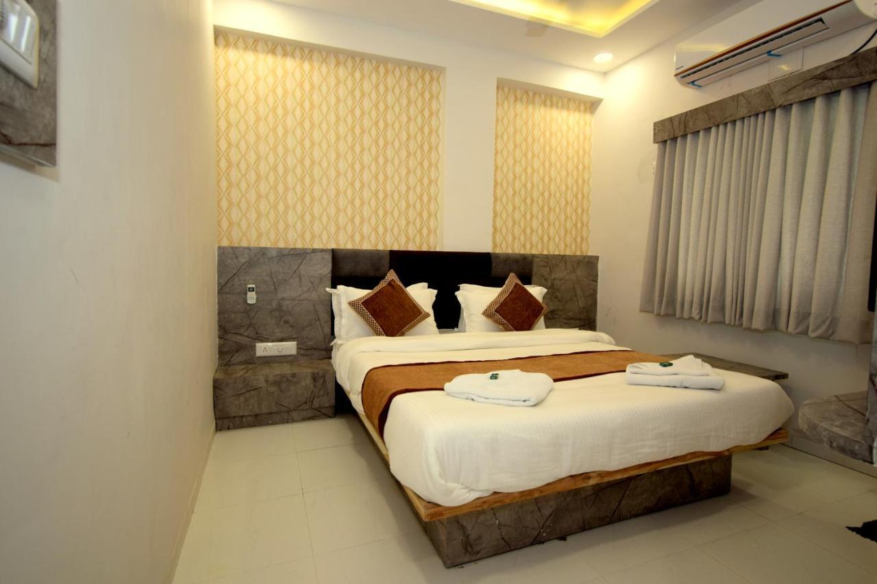 אחמדאבאד Hotel A1 Vastrapur מראה חיצוני תמונה
