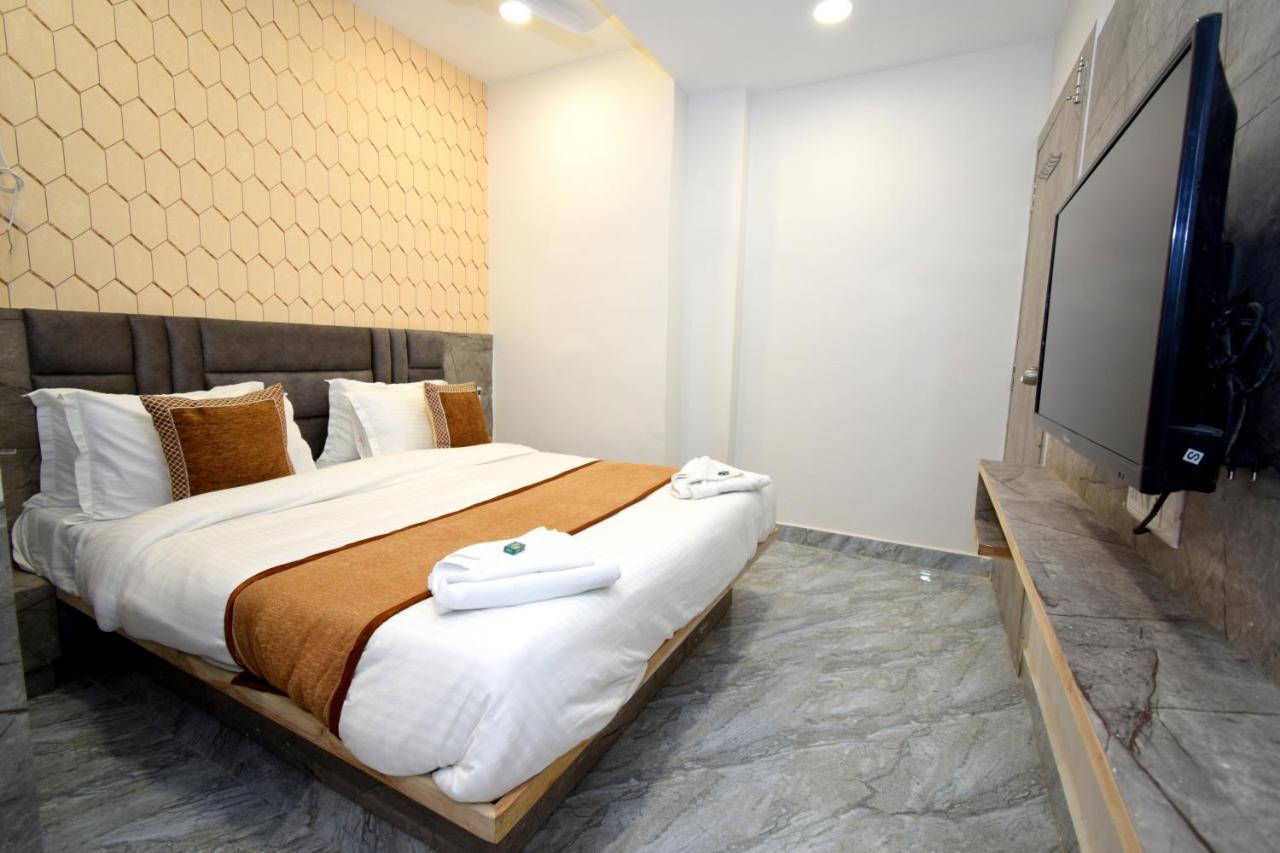 אחמדאבאד Hotel A1 Vastrapur מראה חיצוני תמונה