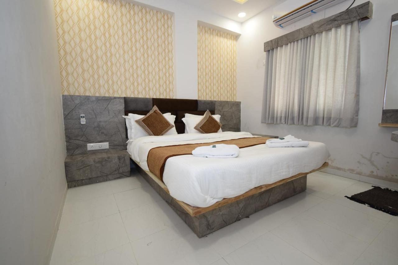 אחמדאבאד Hotel A1 Vastrapur מראה חיצוני תמונה