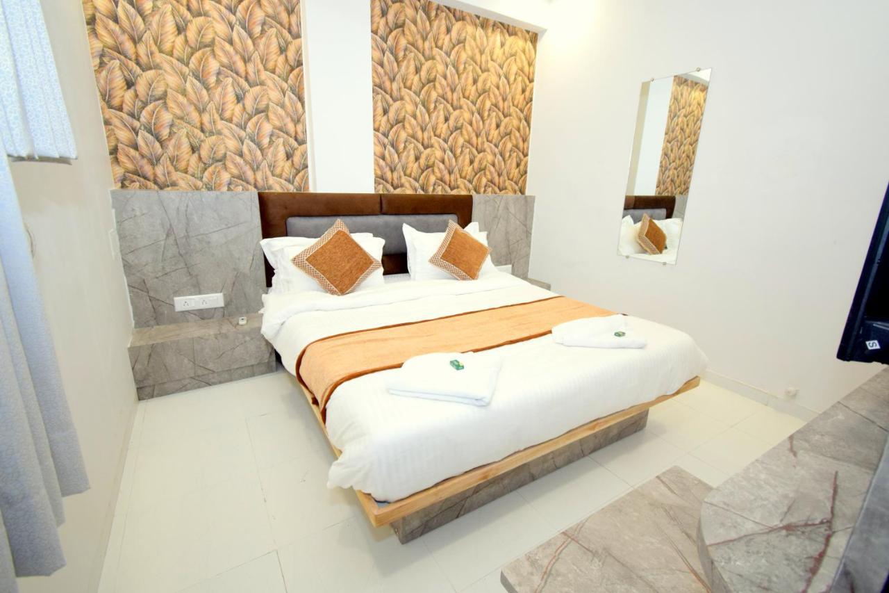 אחמדאבאד Hotel A1 Vastrapur מראה חיצוני תמונה