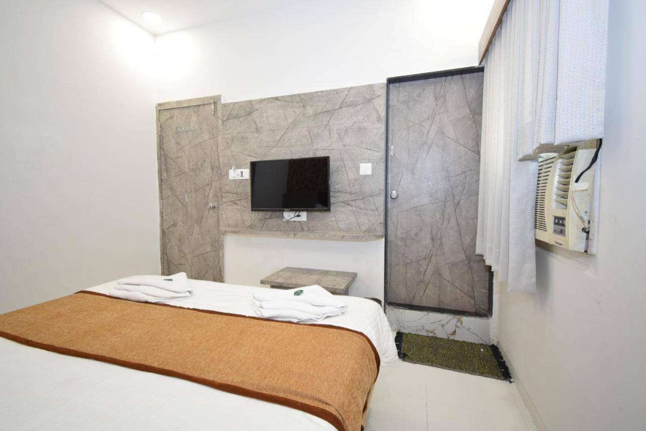אחמדאבאד Hotel A1 Vastrapur מראה חיצוני תמונה