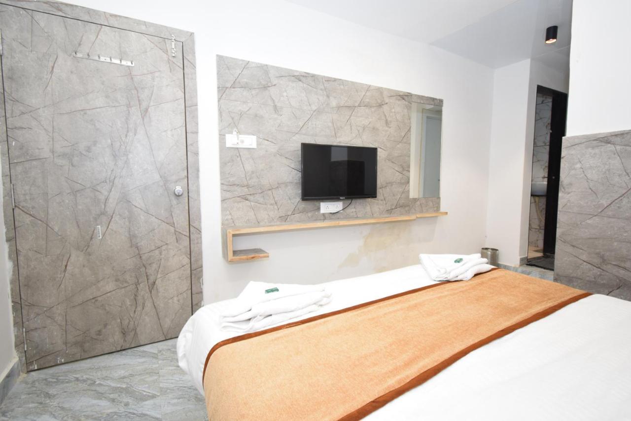 אחמדאבאד Hotel A1 Vastrapur מראה חיצוני תמונה