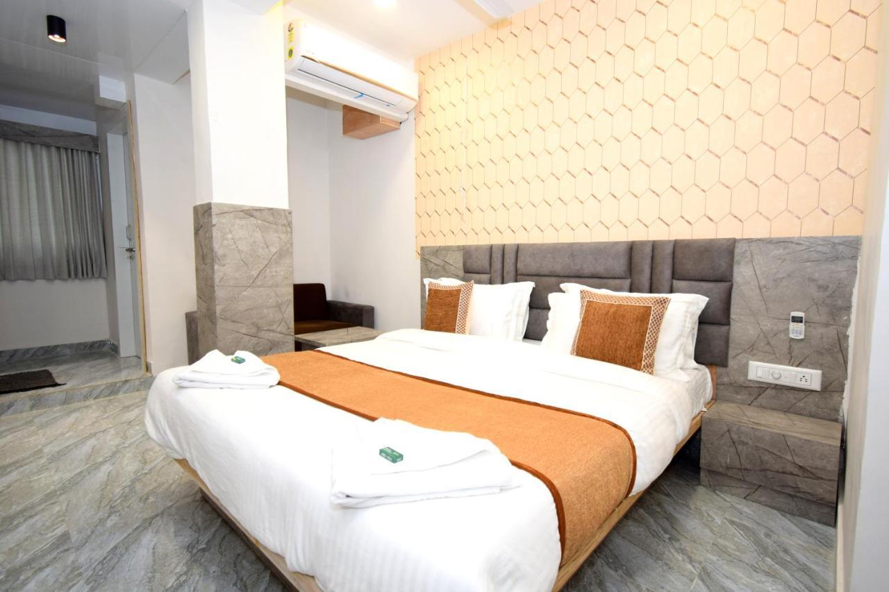 אחמדאבאד Hotel A1 Vastrapur מראה חיצוני תמונה