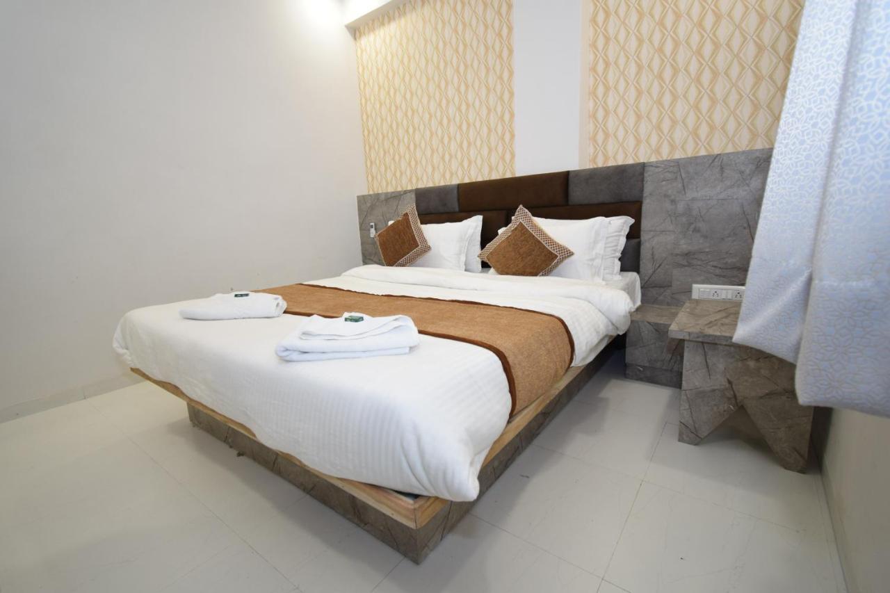 אחמדאבאד Hotel A1 Vastrapur מראה חיצוני תמונה
